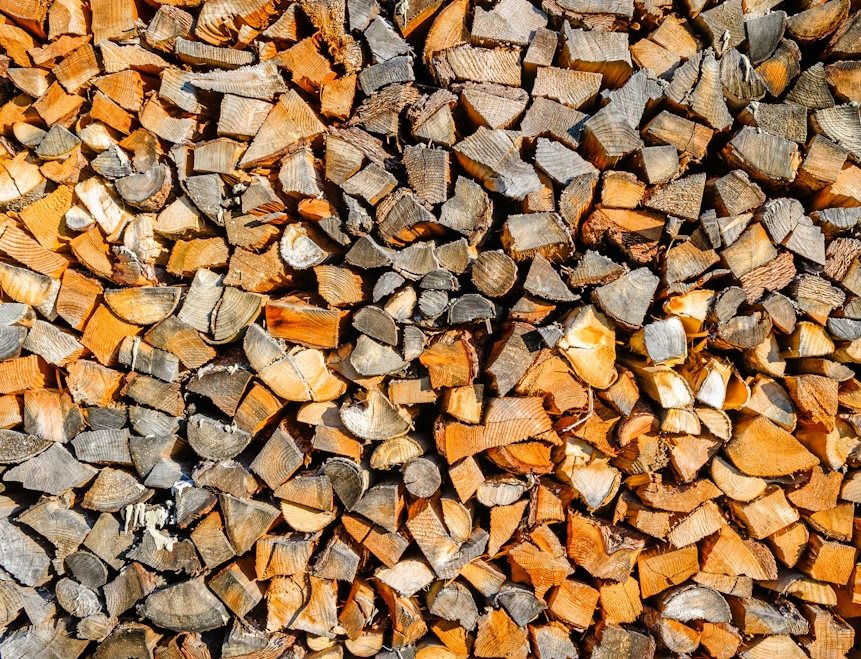 Bûches de bois de chauffage fendues et empilées, prêtes à brûler